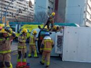 ATENCIÓ! Greu accident a Sant Adrià: xoc entre un camió i un tramvia deixa el conductor atrapat