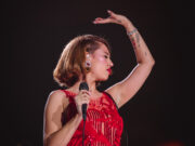 Raye brilla amb la seva mescla de pop, R&B, soul, jazz i electrònica al Palau Sant Jordi en un concert intens