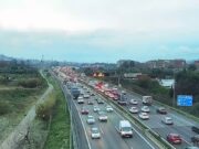 ATENCIÓ: Doble accident a l’A-2 col·lapsa els accessos a Cornellà i complica la mobilitat al Baix Llobregat
