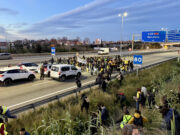 Els professors en vaga tallen la C-32 a Mataró en direcció Barcelona malgrat l’intent dels Mossos d’impedir-ho