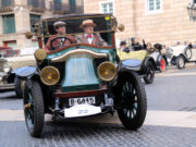 El 68è ral·li de cotxes d’època Barcelona-Sitges reuneix una setantena de vehicles centenaris en un viatge al passat