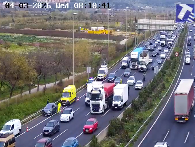 Un accident a l'A-2 a Sant Feliu de Llobregat en sentit Barcelona provoca aturades de 9 km des de Sant Andreu de la Barca