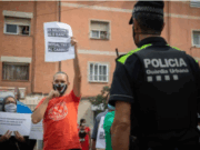 Dramàtic desnonament a Cornellà: una àvia, la seva filla i un menor es queden al carrer després de 13 anys al mateix pis