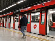 Les línies 1 i 5 del metro de Barcelona estrenen un tren més en hora punta per absorbir l’augment d’usuaris