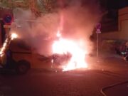 Una furgoneta en flames alarma els veïns en ple carrer a Cornellà