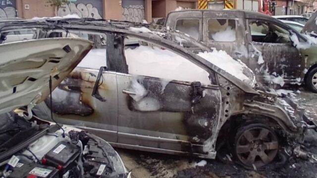 A Esplugues de Llobregat, un vehicle que ha cremat totalment i dos més han resultat afectats