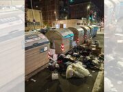Bosses, caixes i deixalles envolten els contenidors: indignació a Cornellà pel sistema amb clauer